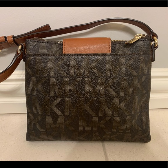 Michael Kors Crossbody purse. Mint condition!! - Picture 3 of 8